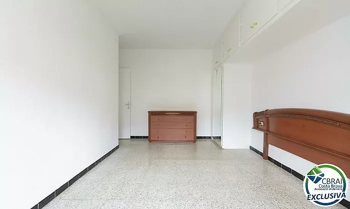 VIVE ROSES A PIE: AMPLIO PISO CON 3 DORMITORIOS Y 2 TERRAZAS A 350 M DE LA PLAYA