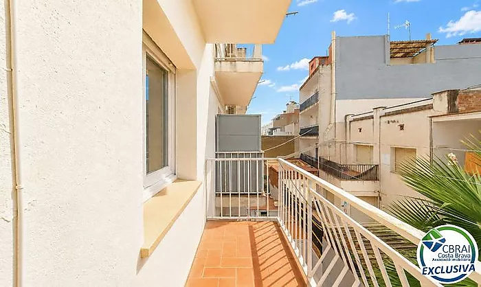 VIVE ROSES A PIE: AMPLIO PISO CON 3 DORMITORIOS Y 2 TERRAZAS A 350 M DE LA PLAYA
