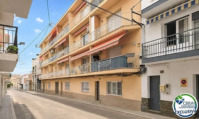 VIVE ROSES A PIE: AMPLIO PISO CON 3 DORMITORIOS Y 2 TERRAZAS A 350 M DE LA PLAYA