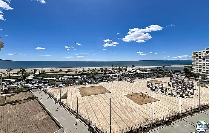 Apartamento reformado con vista al mar en primera línea de playa en Empuriabrava.