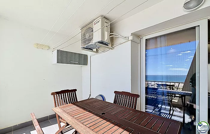 Apartamento reformado con vista al mar en primera línea de playa en Empuriabrava.
