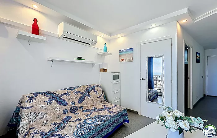 Apartamento reformado con vista al mar en primera línea de playa en Empuriabrava.