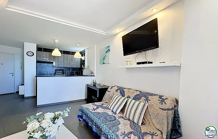 Apartamento reformado con vista al mar en primera línea de playa en Empuriabrava.