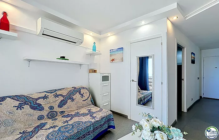 Apartamento reformado con vista al mar en primera línea de playa en Empuriabrava.