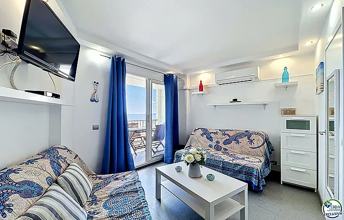 Apartamento reformado con vista al mar en primera línea de playa en Empuriabrava.