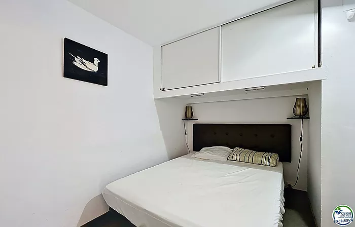 Apartamento reformado con vista al mar en primera línea de playa en Empuriabrava.