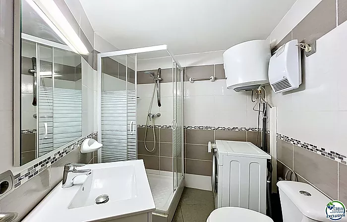 Apartamento reformado con vista al mar en primera línea de playa en Empuriabrava.