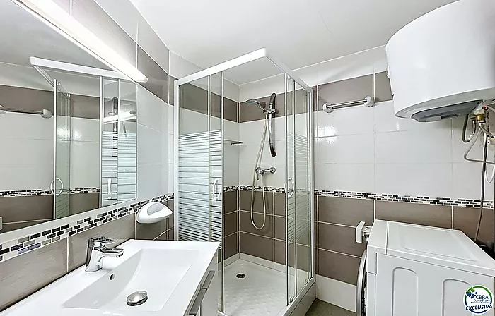 Apartamento reformado con vista al mar en primera línea de playa en Empuriabrava.