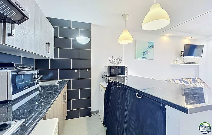 Apartamento reformado con vista al mar en primera línea de playa en Empuriabrava.