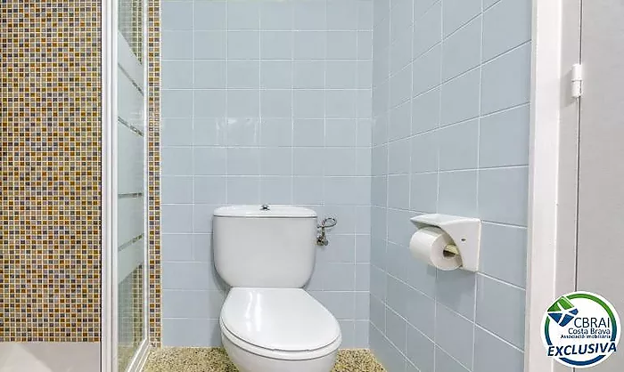 VIVE ROSES A PIE: AMPLIO PISO CON 3 DORMITORIOS Y 2 TERRAZAS A 350 M DE LA PLAYA