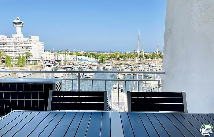 Apartamento totalmente renovado con terraza y espectaculares vistas al canal y al mar, en una de las zonas más buscadas de Empuriabrava