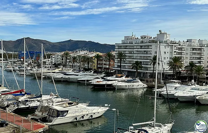 Apartamento totalmente renovado con terraza y espectaculares vistas al canal y al mar, en una de las zonas más buscadas de Empuriabrava