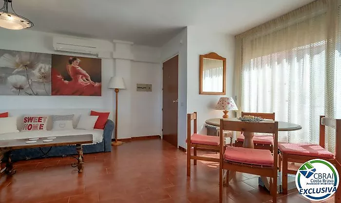 Apartament ubicat a tercera línia de mar amb piscina, jardí, i pàrquing
