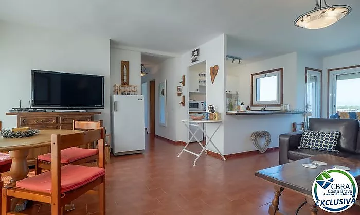 Apartament ubicat a tercera línia de mar amb piscina, jardí, i pàrquing