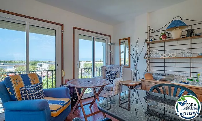 Apartament ubicat a tercera línia de mar amb piscina, jardí, i pàrquing