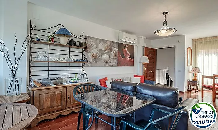 Apartament ubicat a tercera línia de mar amb piscina, jardí, i pàrquing
