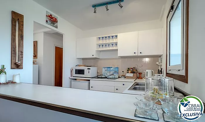 Apartament ubicat a tercera línia de mar amb piscina, jardí, i pàrquing