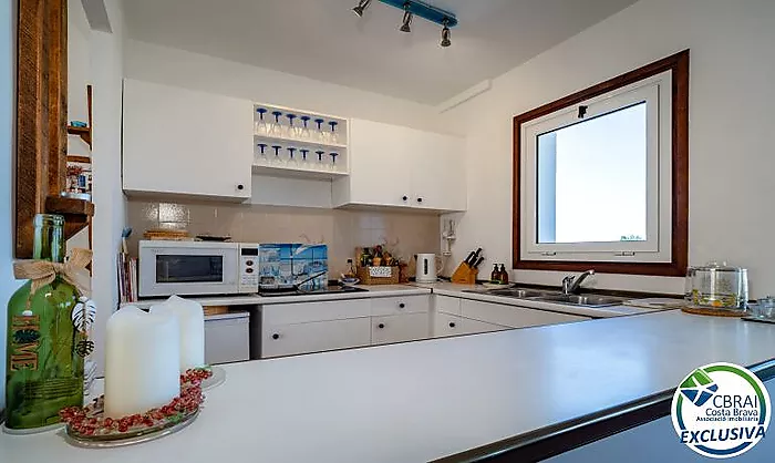 Apartament ubicat a tercera línia de mar amb piscina, jardí, i pàrquing
