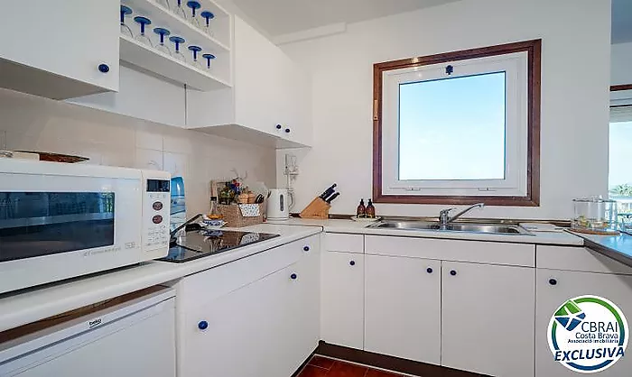 Apartament ubicat a tercera línia de mar amb piscina, jardí, i pàrquing