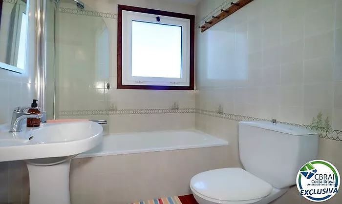 Apartament ubicat a tercera línia de mar amb piscina, jardí, i pàrquing