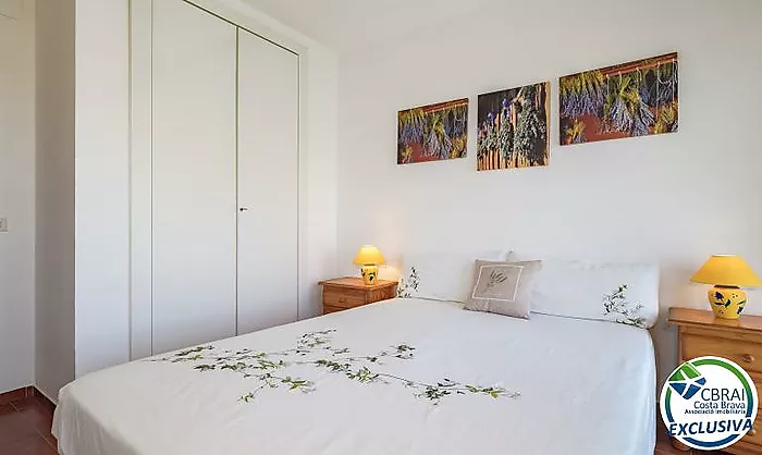 Apartament ubicat a tercera línia de mar amb piscina, jardí, i pàrquing