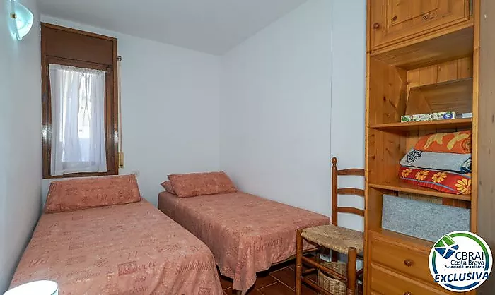 Apartament ubicat a tercera línia de mar amb piscina, jardí, i pàrquing