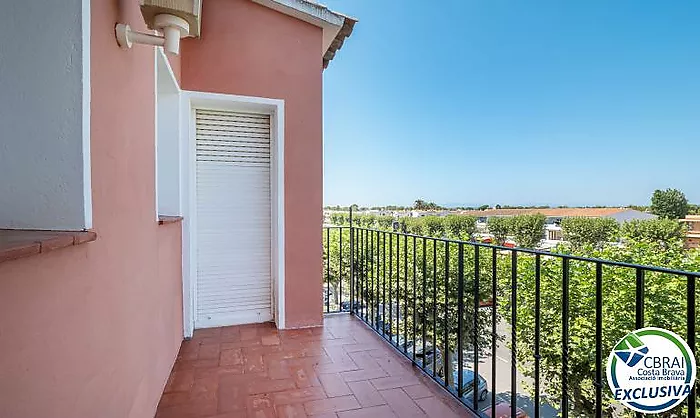 Apartament ubicat a tercera línia de mar amb piscina, jardí, i pàrquing