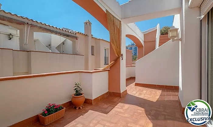 Apartament ubicat a tercera línia de mar amb piscina, jardí, i pàrquing