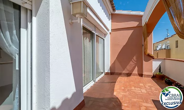 Apartament ubicat a tercera línia de mar amb piscina, jardí, i pàrquing