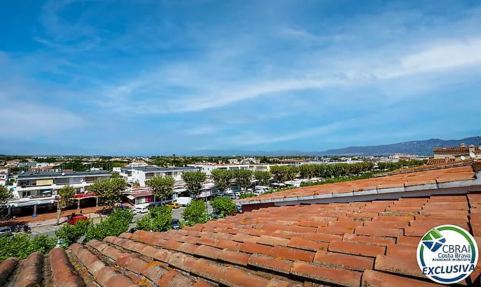 Apartament ubicat a tercera línia de mar amb piscina, jardí, i pàrquing