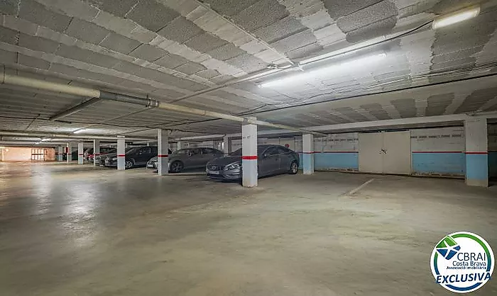 Apartament ubicat a tercera línia de mar amb piscina, jardí, i pàrquing
