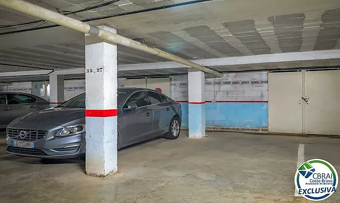 Apartament ubicat a tercera línia de mar amb piscina, jardí, i pàrquing