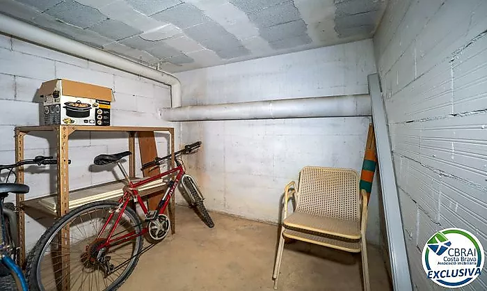 Apartament ubicat a tercera línia de mar amb piscina, jardí, i pàrquing