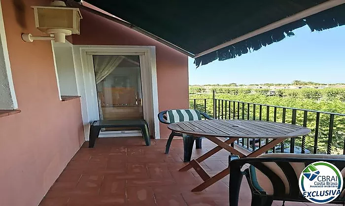 Apartament ubicat a tercera línia de mar amb piscina, jardí, i pàrquing