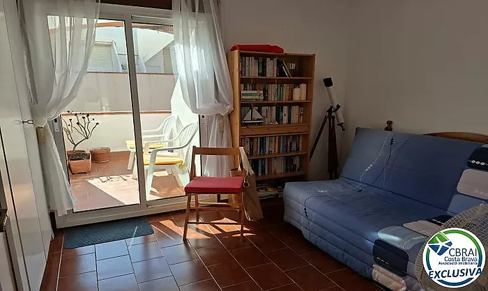 Apartament ubicat a tercera línia de mar amb piscina, jardí, i pàrquing