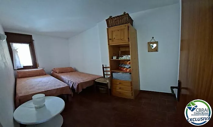 Apartament ubicat a tercera línia de mar amb piscina, jardí, i pàrquing