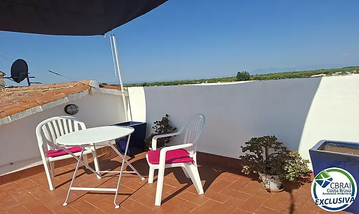 Apartament ubicat a tercera línia de mar amb piscina, jardí, i pàrquing