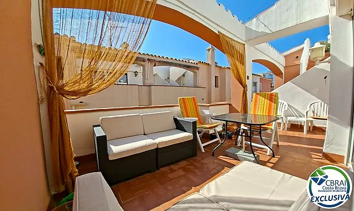 Apartament ubicat a tercera línia de mar amb piscina, jardí, i pàrquing
