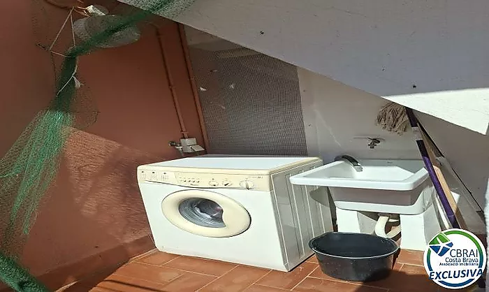 Apartament ubicat a tercera línia de mar amb piscina, jardí, i pàrquing