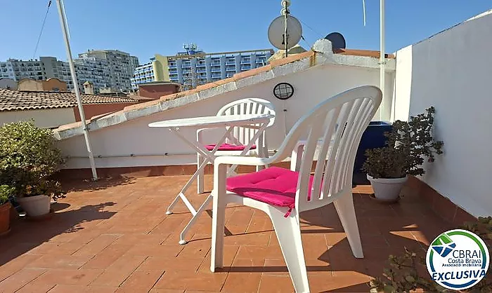 Apartament ubicat a tercera línia de mar amb piscina, jardí, i pàrquing