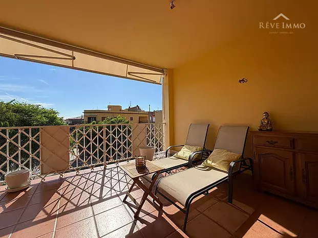 Apartamento renovado con espectacular terraza en el centro de Roses