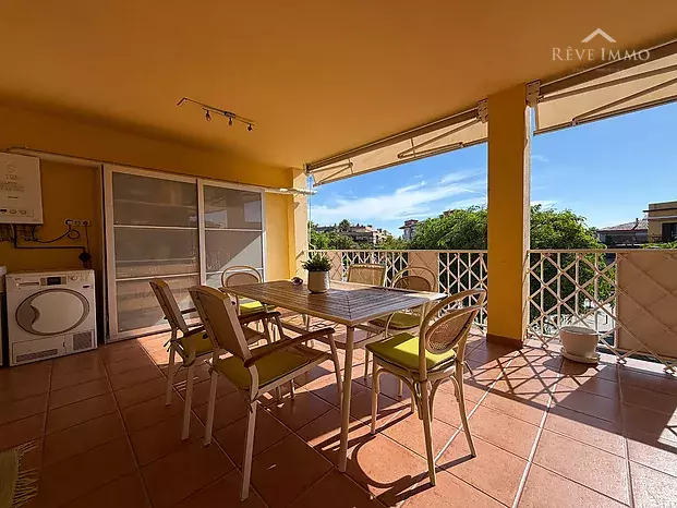 Apartamento renovado con espectacular terraza en el centro de Roses