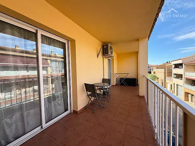 Apartamento renovado con espectacular terraza en el centro de Roses