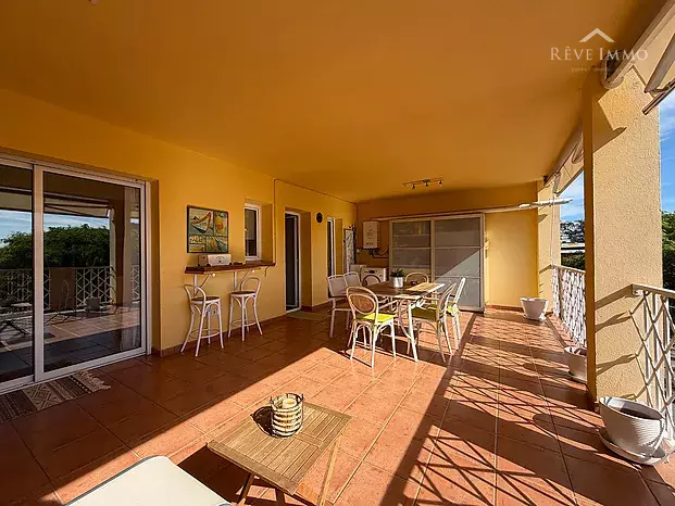 Apartamento renovado con espectacular terraza en el centro de Roses