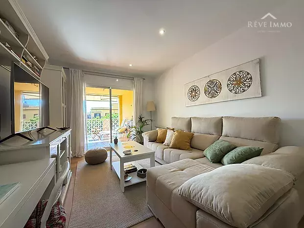 Apartamento renovado con espectacular terraza en el centro de Roses