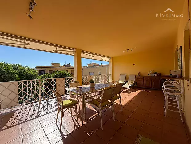 Apartamento renovado con espectacular terraza en el centro de Roses