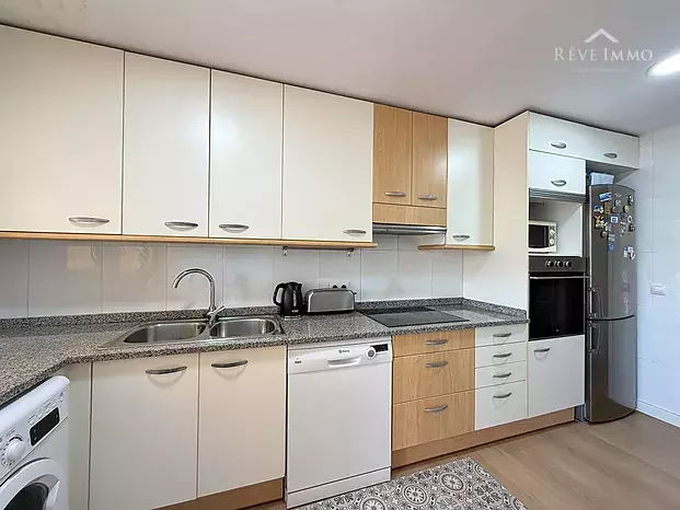 Apartamento renovado con espectacular terraza en el centro de Roses