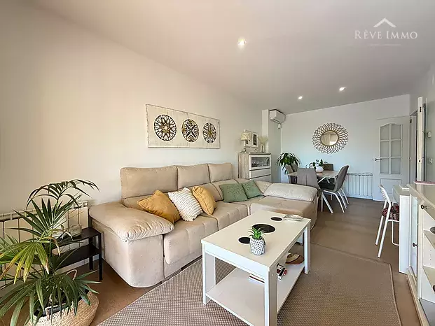 Apartamento renovado con espectacular terraza en el centro de Roses