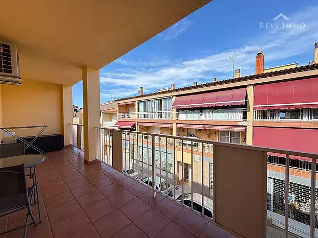 Apartamento renovado con espectacular terraza en el centro de Roses