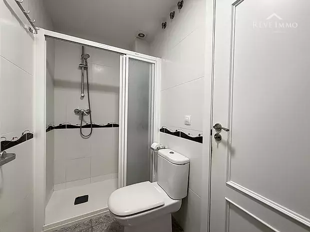 Apartamento renovado con espectacular terraza en el centro de Roses